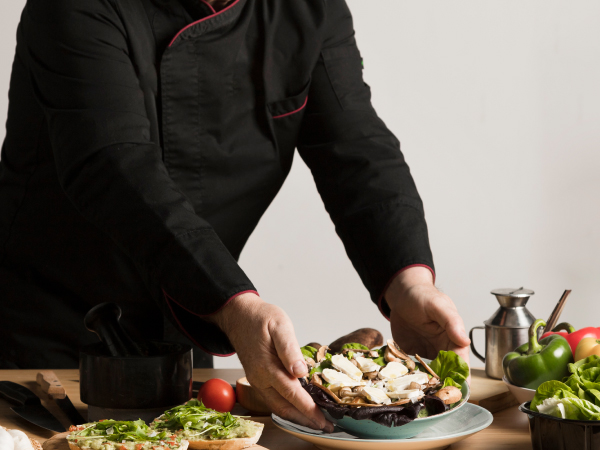 Chef renomado em sua cozinha